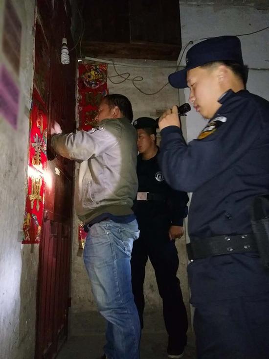 江门粗心妈妈误将幼女锁家中 